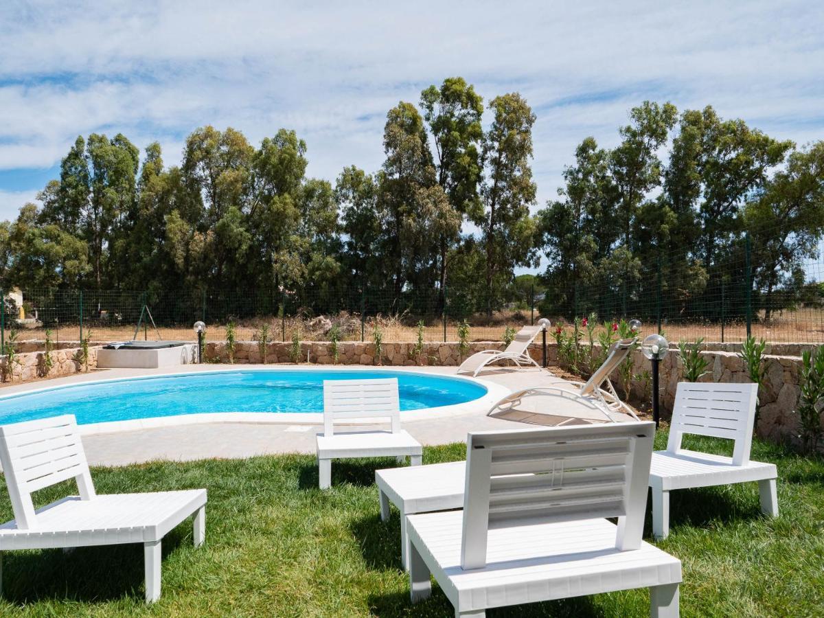 Villetta Con Piscina Budoni Affitti Spiaggia 700 Mt Eksteriør bilde